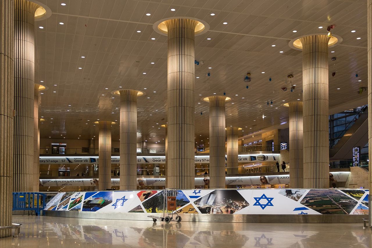 Wide view of an international airport terminal concourse